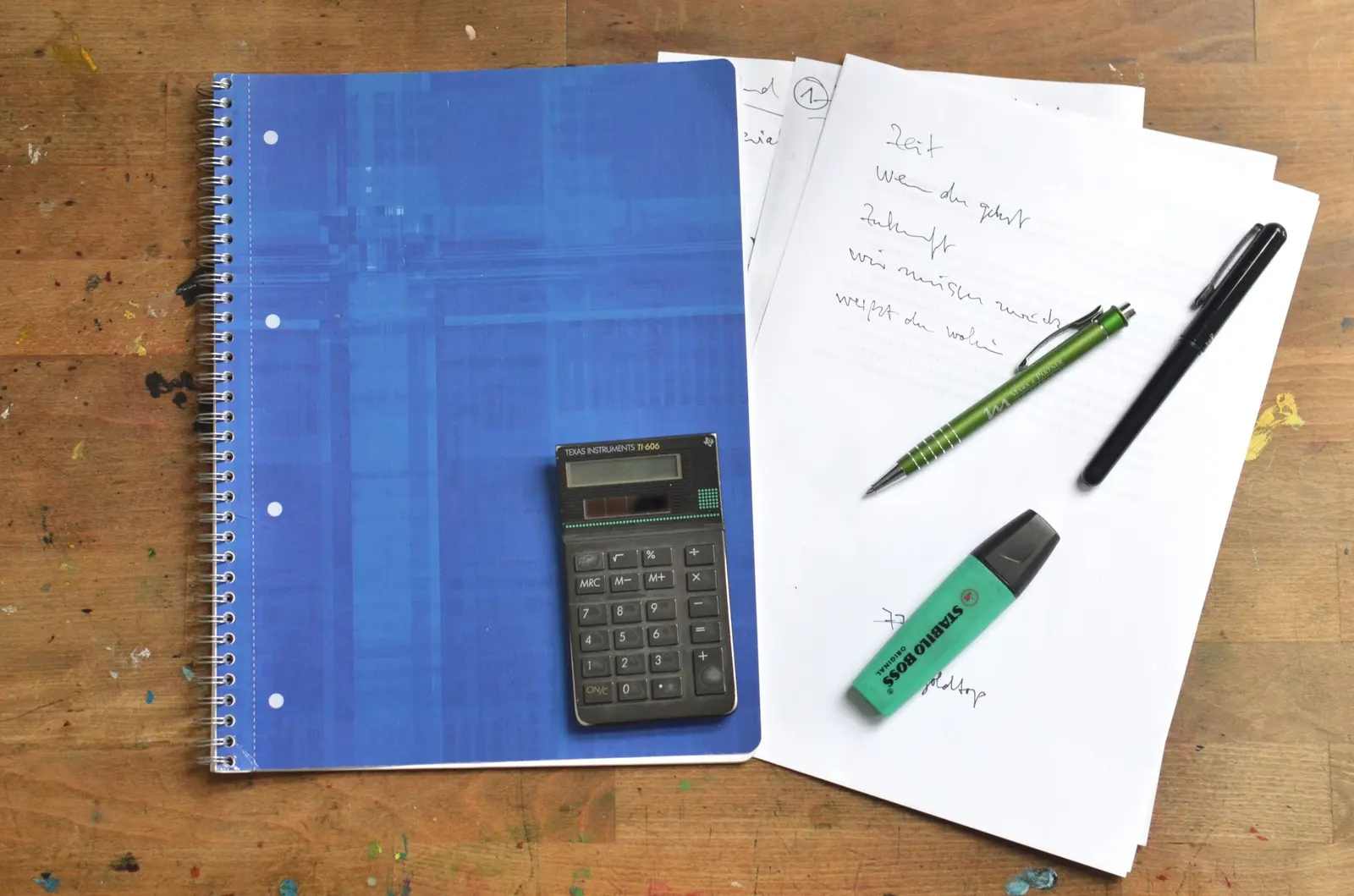 Carnet, calculatrice et notes pour faire le point sur le budget de ses séances et ses remboursements