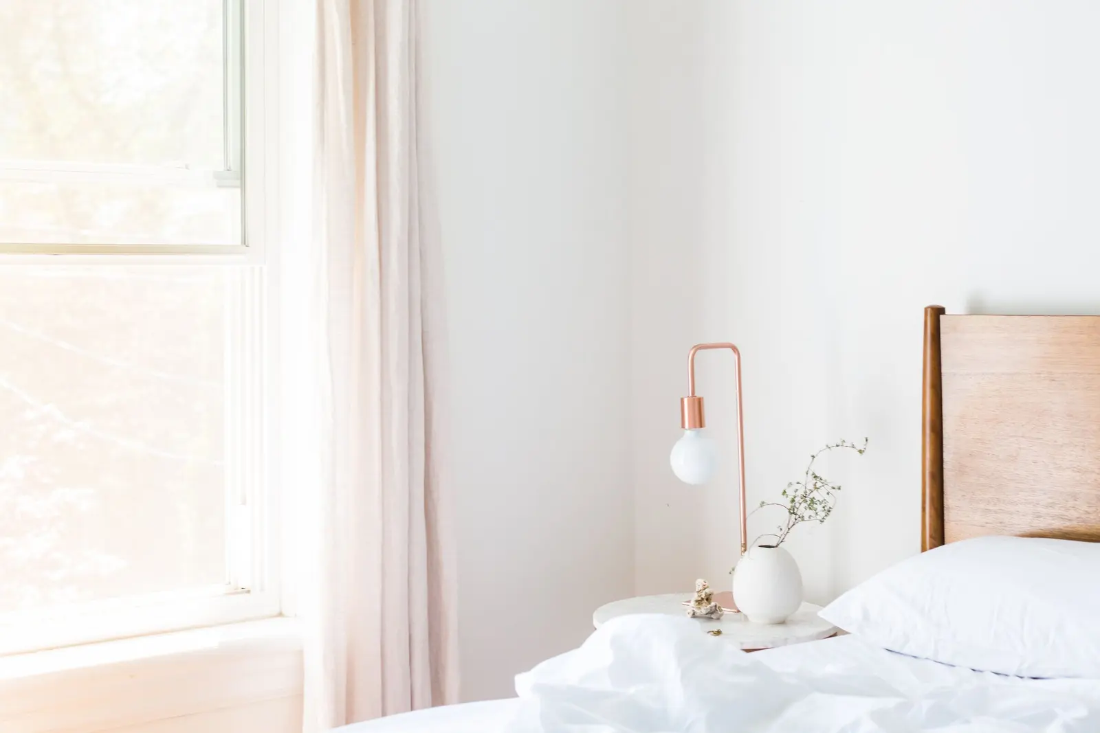 Chambre claire et épurée, lampe de chevet et linge blanc : un cadre apaisant pour le coucher