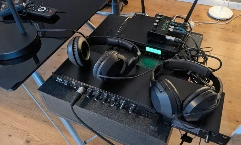 Casques audio et console utilisés pendant certaines séances d'hypnose au cabinet